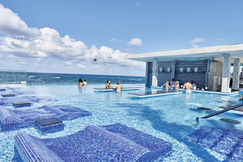 Infinity pool with swim up bar at Riu Palace Paradise Island - Blog Infinity pool with swim up bar at Riu Palace Paradise Island